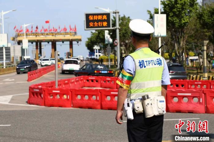 汕頭交警加強對南澳島景區(qū)重點路口的交通指引疏導(dǎo)?！〔探⌒?攝