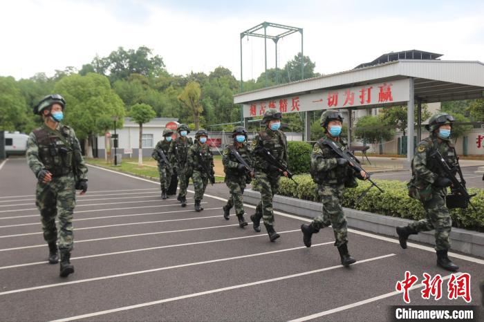 訓(xùn)練歸隊(duì)(右三為李林雨) 武警湖北總隊(duì)供圖