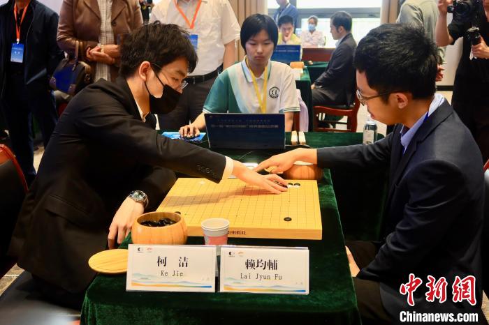 5月5日，大陸圍棋選手柯潔與臺(tái)灣棋手賴均輔對(duì)弈?！《做?攝