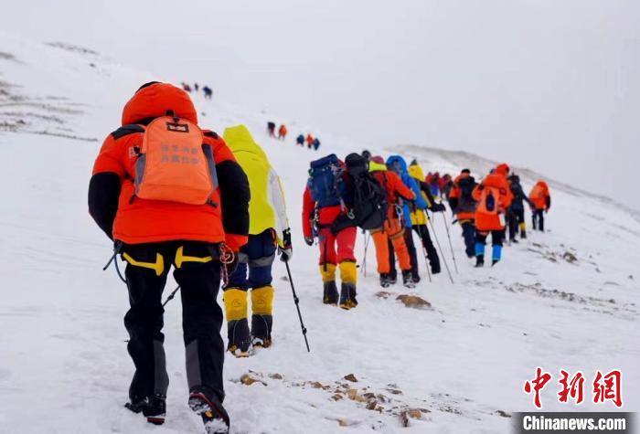 國家高山救援拉薩大隊21名隊員成功登頂洛堆峰