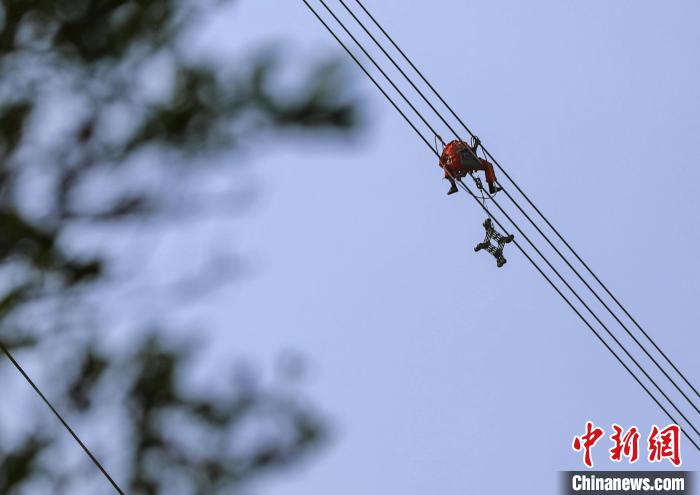 電力員工正在高空中作業(yè)?！?guó)網(wǎng)山西省電力公司供圖