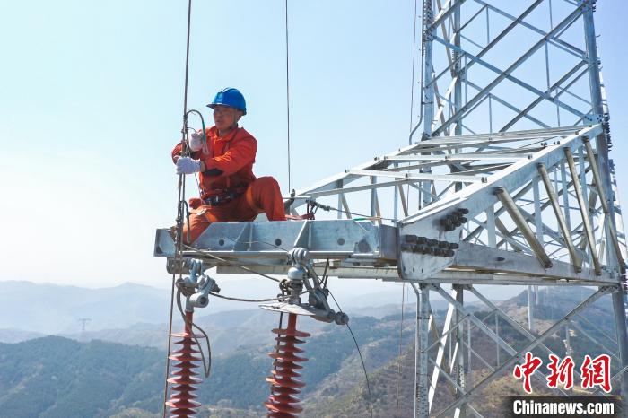 電力員工正在高空中作業(yè)?！?guó)網(wǎng)山西省電力公司供圖