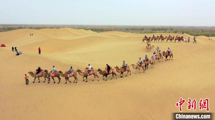 塔克拉瑪干沙漠迎來旅游熱“沙?！憋L光吸引游客紛至沓來