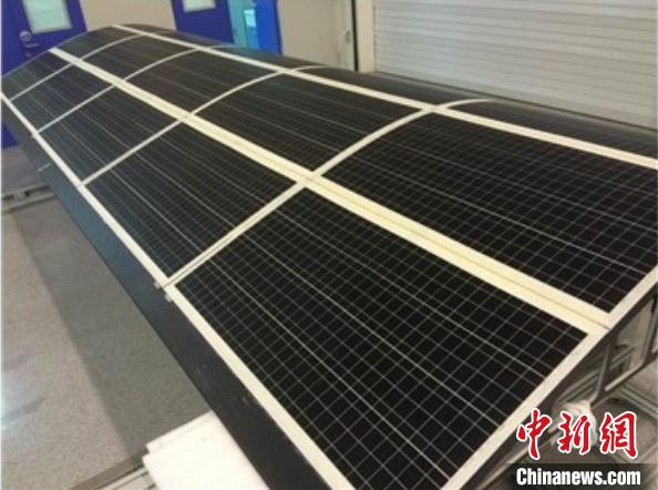 柔性單晶硅太陽電池組件成功應(yīng)用于臨近空間飛行器、光伏建筑一體化、車載光伏等領(lǐng)域?！≈锌圃荷虾Ｎ⑾到y(tǒng)所 供圖