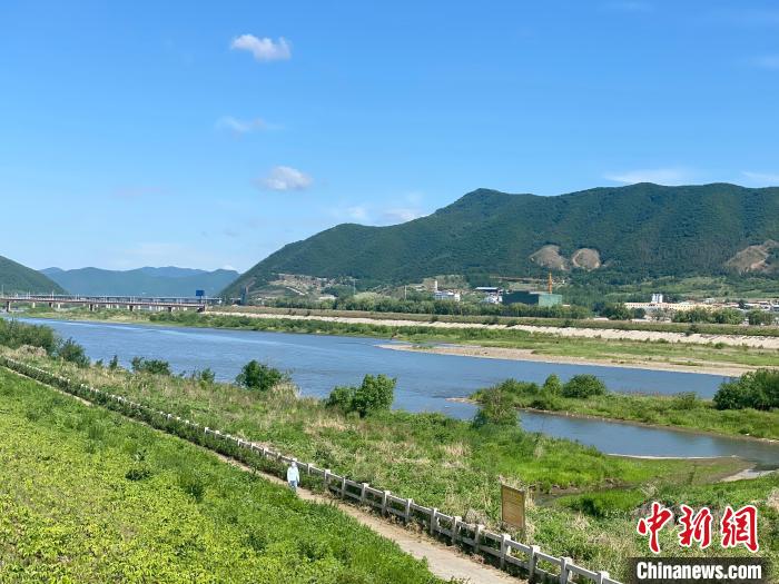 2日，圖們市噶呀河畔的晴空美景?！∽T偉旗 攝