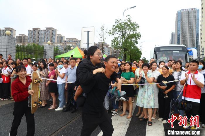 圖為蔣張子怡的父親背著她往外走，母親拿著女兒的滑板跟在后面。　劉占昆 攝