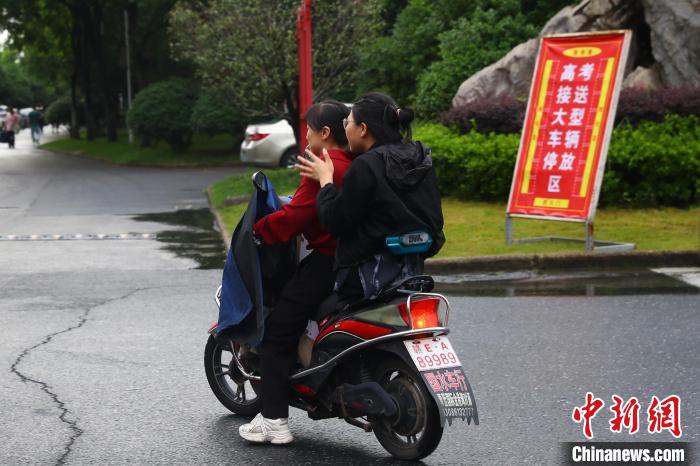 蔣張子怡和往常一樣坐上母親每日接送她的電動(dòng)車回家?！⒄祭?攝