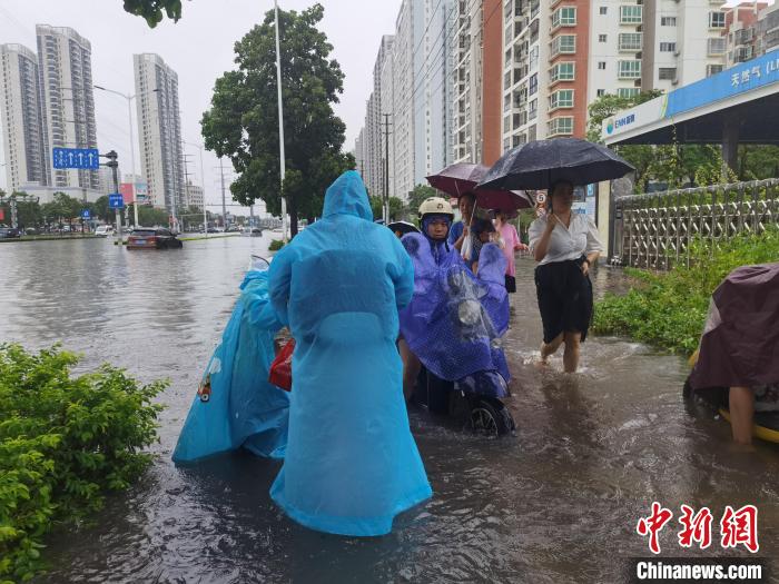 6月8日，強降雨過后，北海市民涉水出行?！〉岳顝?攝