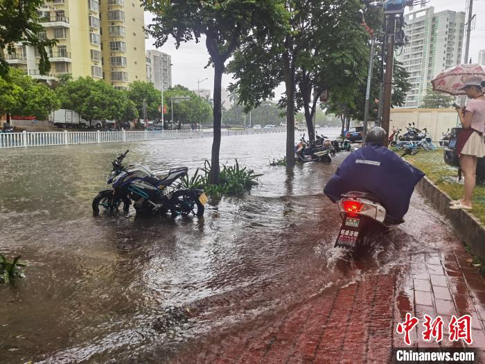 6月8日，北海市街道被積水淹沒?！〉岳顝?攝