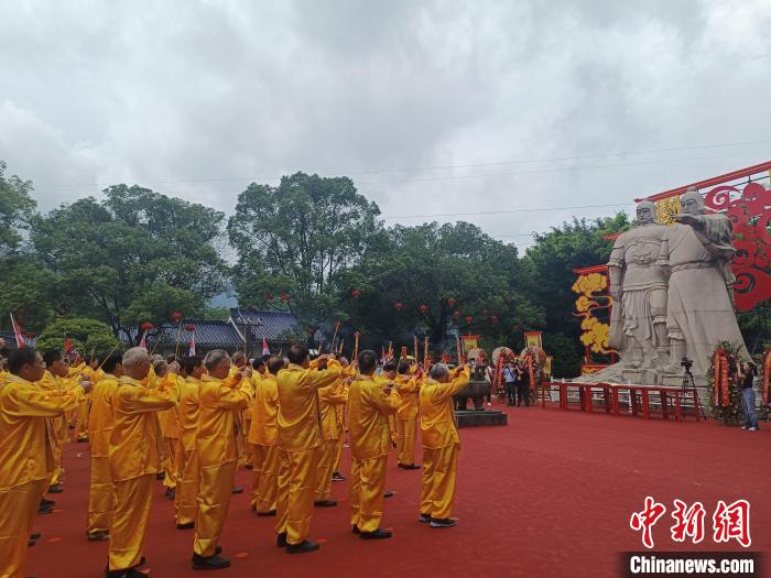 兩岸同胞齊聚將軍山，共祭開漳圣王陳元光?！×握涿?攝