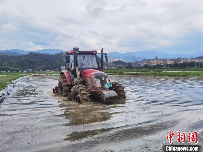 貴州“村超”：一邊是生活，一邊是熱愛