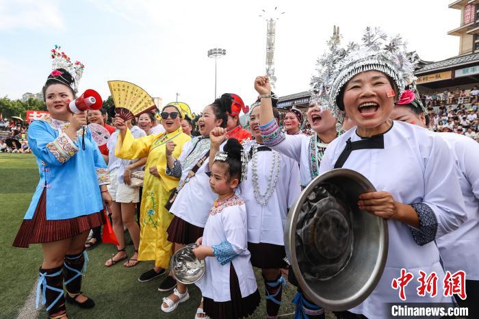 圖為貴州“村超”比賽現(xiàn)場，村民加油助威。　瞿宏倫 攝