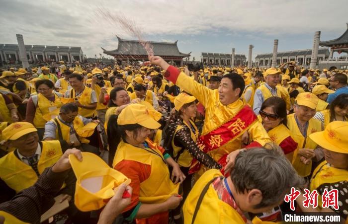 每年的世界客屬石壁祖地祭祖大典吸引著眾多海內(nèi)外客屬前來參加?！∪魇形麄鞑抗﹫D