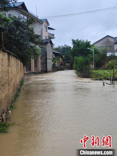 武夷山市洋莊鄉(xiāng)東村洪水漫過路面。