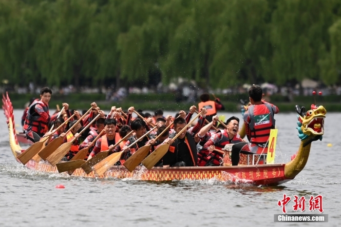 6月22日，中國傳統(tǒng)節(jié)日端午節(jié)，吉林省第一屆全國龍舟邀請賽在長春舉行，來自吉林、安徽、廣東、河北等地16支隊(duì)伍參賽。<a target='_blank' href='/'>中新社</a>記者 張瑤 攝