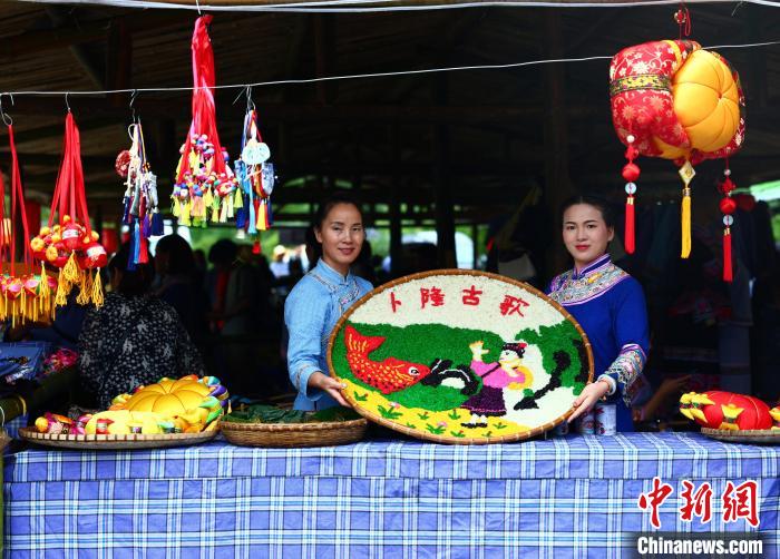 圖為歌圩節(jié)上精致漂亮的五色糯米飯。　楊必盛 攝