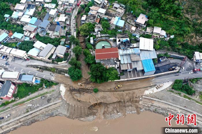 27日，四川汶川突發(fā)山洪泥石流災(zāi)害。圖為汶川縣威州鎮(zhèn)新橋溝泥石流災(zāi)害現(xiàn)場(chǎng)?！∥榕庞?攝