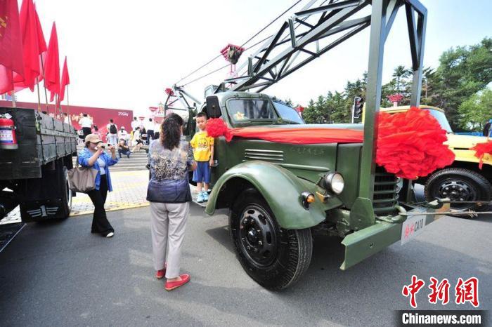 長春市民在觀賞解放卡車?！「啐埌?攝