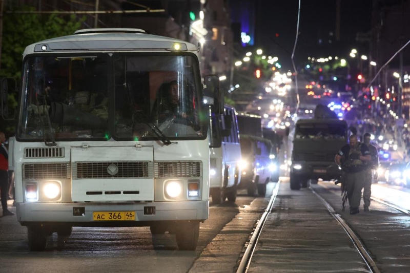 6月24日，在俄羅斯頓河畔羅斯托夫，“瓦格納”組織車隊駛過。（圖源：新華社）