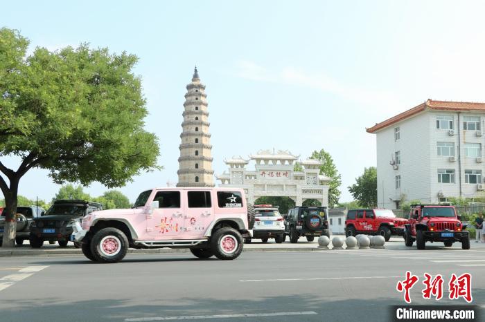 車隊正駛出景縣景州塔廣場。　楊帥 　攝