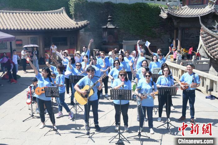 歌聲在湄洲媽祖祖廟天后宮前廣場(chǎng)響起。　 高亞成 攝