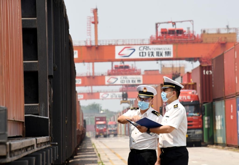 6月1日，青島海關(guān)工作人員在上合示范區(qū)多式聯(lián)運中心內(nèi)查驗“上合快線”國際班列。