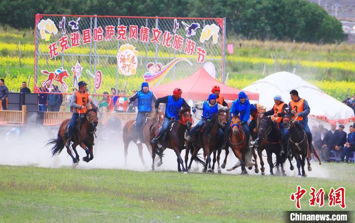 激烈的叼羊賽?！⊥锌诉d縣委宣傳部供圖