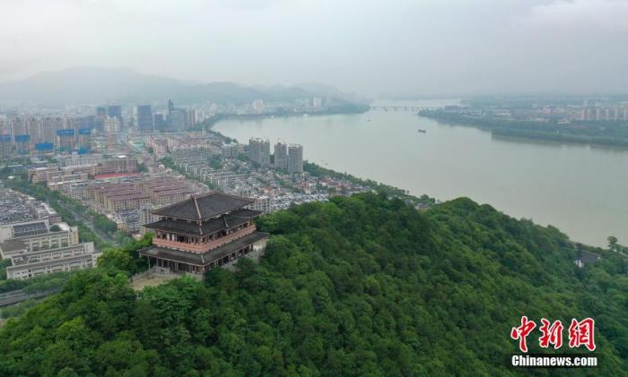 浙江富春江是元代畫家黃公望 《富春山居圖》的原創(chuàng)地，多年來富春江杭州富陽段一帶推進生態(tài)建設(shè)和產(chǎn)業(yè)轉(zhuǎn)型，如今富春江畔呈現(xiàn)環(huán)境優(yōu)美、經(jīng)濟發(fā)展的“新畫卷”。（無人機照片） <a target='_blank' href='/'>中新社</a>記者 王剛 攝 　 　