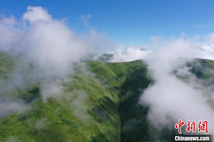 航拍賽來塘鎮(zhèn)山間云霧繚繞。　馬銘言 攝