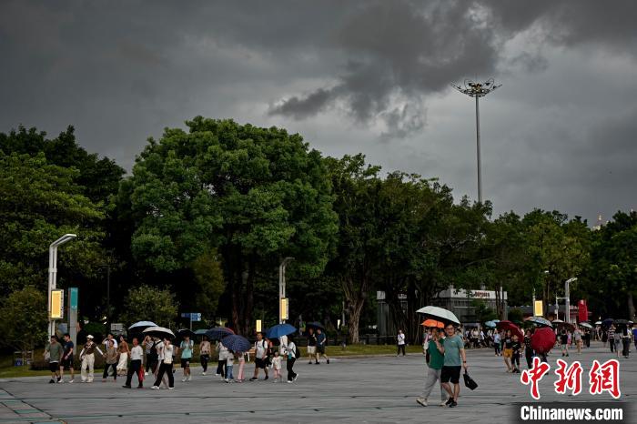 廣州天河區(qū)上空烏云密布。　陳驥旻 攝