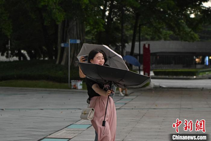 大風將一名市民的雨傘吹翻?！￡愺K旻 攝