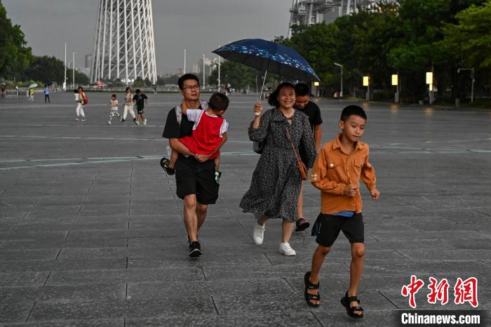 市民前往室內(nèi)避雨?！￡愺K旻 攝