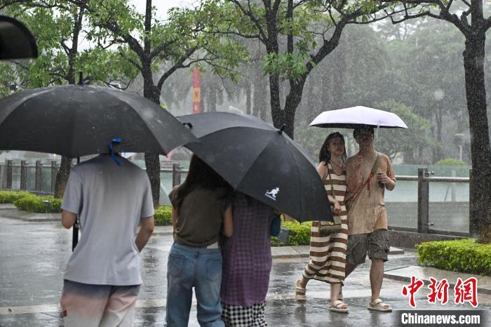 市民雨中出行?！￡愺K旻 攝