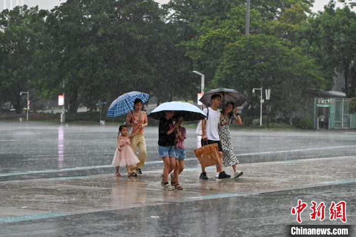 市民雨中出行?！￡愺K旻 攝