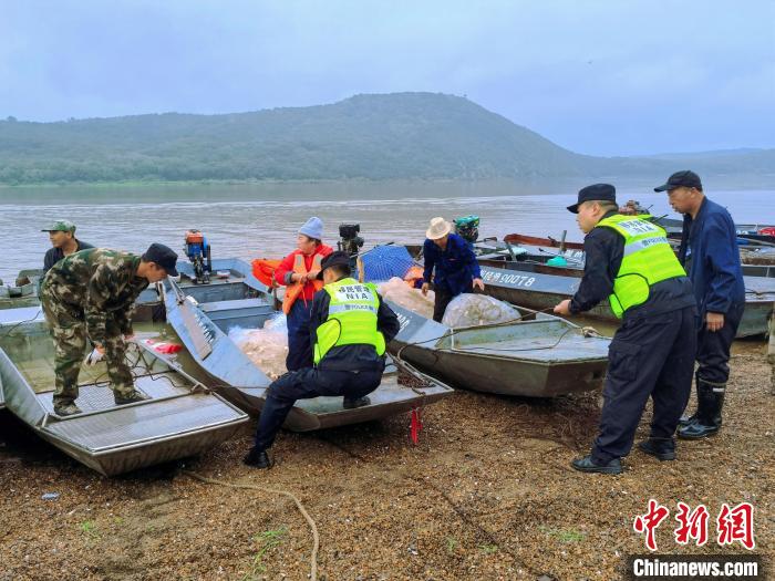 中俄界江烏蘇里江禁漁期結(jié)束“第一網(wǎng)”新鮮上岸