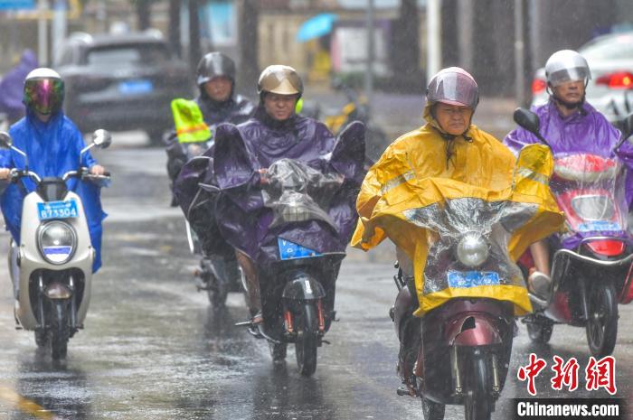 圖為海口民眾在雨中騎行?！●樤骑w 攝