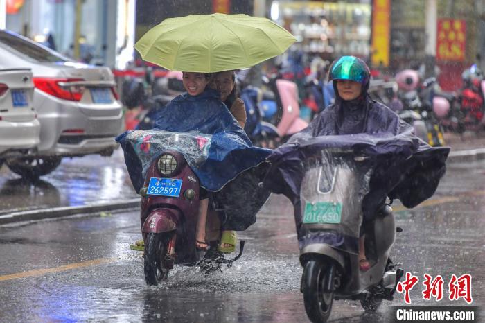 圖為海口民眾在雨中騎行?！●樤骑w 攝