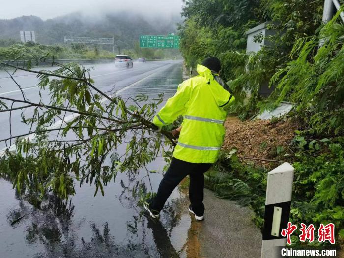 圖為重慶高速公路的一處交通受阻點(diǎn)?！≈貞c高速公路集團(tuán)有限公司供圖