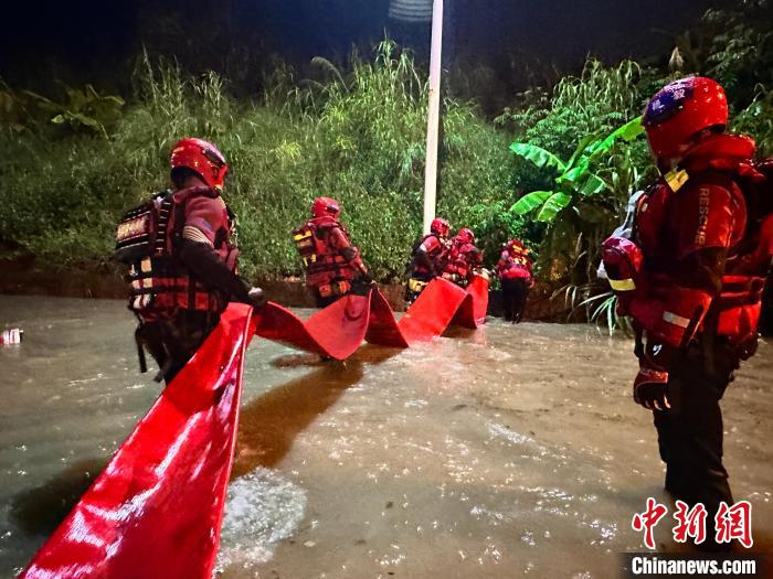 直擊防抗臺(tái)風(fēng)“杜蘇芮”：森林消防連夜排澇