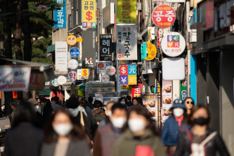 2022年11月24日，行人經(jīng)過韓國首爾明洞街區(qū)開設(shè)的一些換錢所。（圖源：新華社）