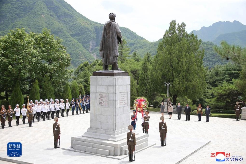 這張朝中社7月26日提供的照片顯示，朝鮮勞動黨總書記、國務(wù)委員長金正恩在朝鮮祖國解放戰(zhàn)爭勝利70周年之際，參謁位于平安南道檜倉郡的中國人民志愿軍烈士陵園。（圖源：新華社）