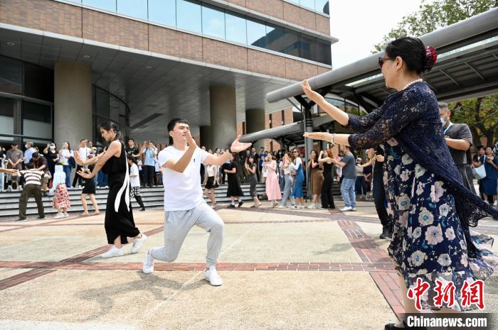 “新疆文化周”走進(jìn)香港理工大學(xué)快閃活動(dòng)弘揚(yáng)中華文化