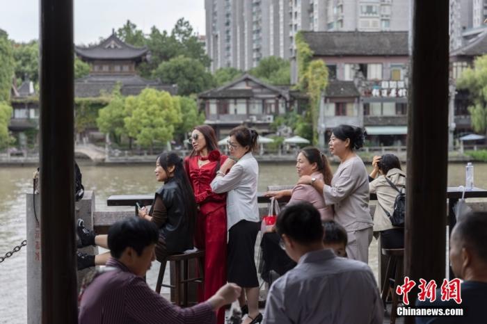 10月6日，浙江杭州，游客在京杭大運(yùn)河南端的拱宸橋附近拍攝照片。 <a target='_blank' href='/'>中新社</a>記者 泱波 攝