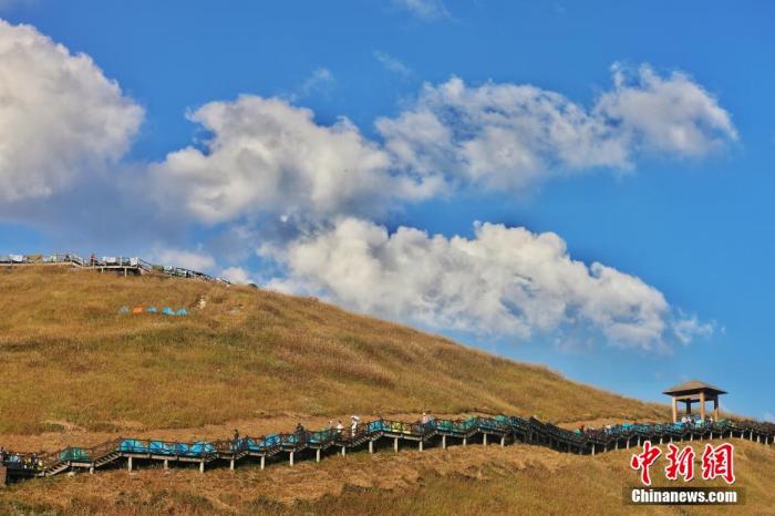 資料圖：圖為江西武功山高山草甸旁的登山步道，游客在登山。 劉力鑫 攝