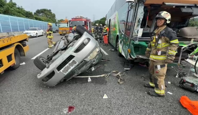 臺灣高速公路發(fā)生游覽車車禍