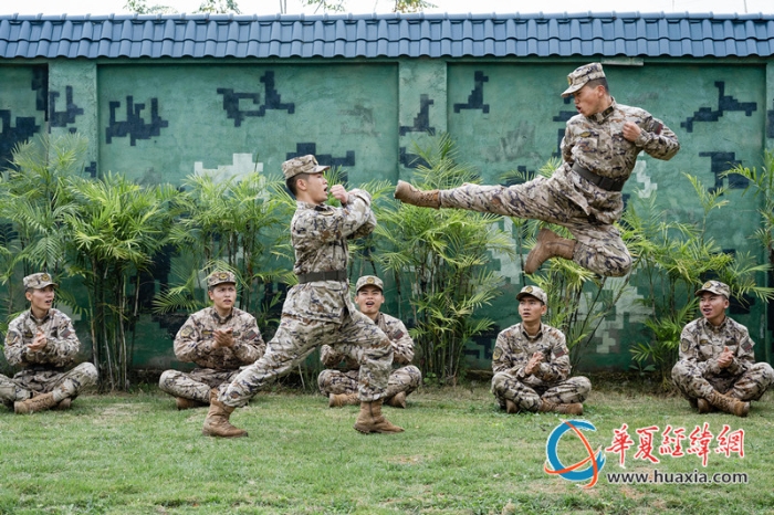 圖4、官兵正在進(jìn)行擒敵技法訓(xùn)練（李慶  攝）_副本