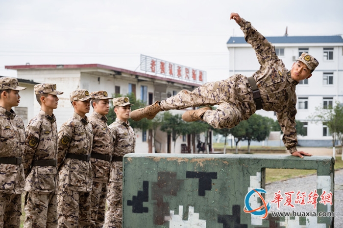 圖6、官兵在進(jìn)行通過矮墻障礙訓(xùn)練（李慶  攝）_副本