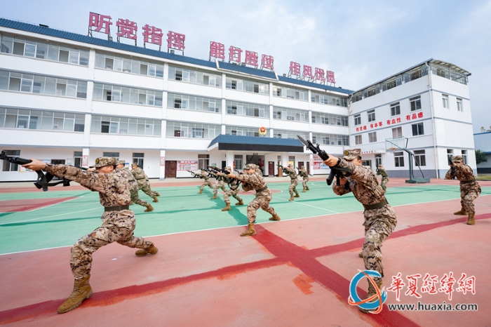 圖1、官兵開展刺殺訓(xùn)練（李慶  攝）_副本