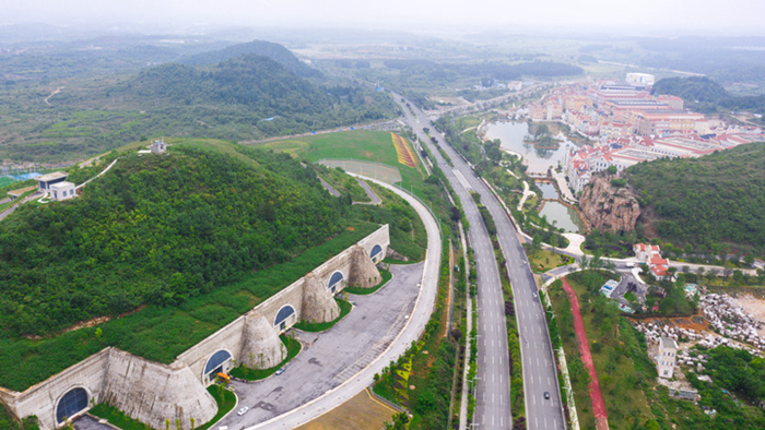 2022年5月24日拍攝的貴安新區(qū)華為云數(shù)據(jù)中心（道路右側(cè)）和騰訊貴安七星數(shù)據(jù)中心（道路左側(cè)）（無人機照片）。（圖源：新華社）