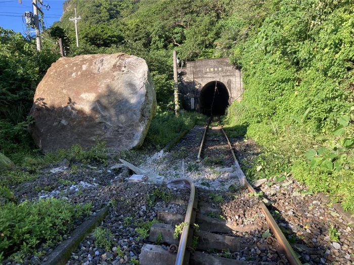 臺(tái)鐵花蓮和仁至崇德路段東正線4日清晨巨石崩落